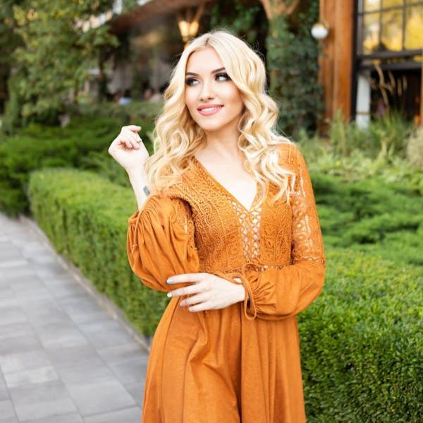 Glam Wave 26" Ombre Lace Front Wig – Honey Brown & Blonde Highlights - Glamorize Hair & Beauty 